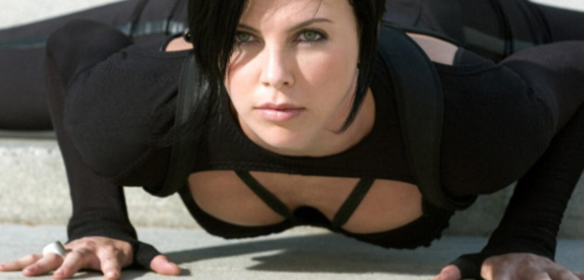 Auch Charlize Theron mischt in einem sexy Catfight mit