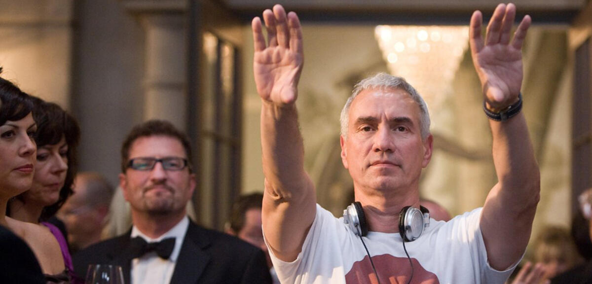 Roland Emmerich bei Dreharbeiten zu 2012