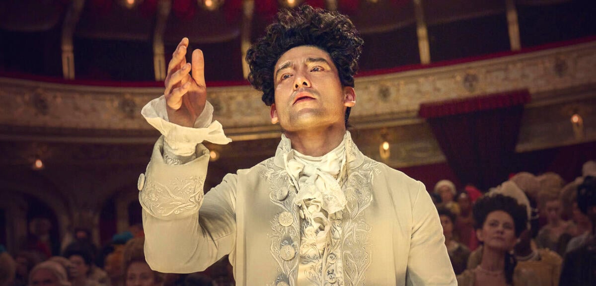 The-White-Lotus-Star-spielt-Mozart-Erste-Bilder-zur-Serie-ber-legend-res-Musik-Genie-sind-da