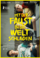 Poster im Vordergrund