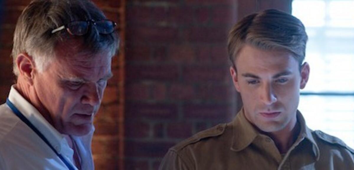 Joe Johnston und Chris Evans am Set von Captain America