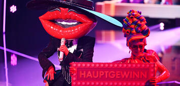 Bild zu: Bei The Masked Singer musste in Folge 2 das Kostüm mit dem großen Kussmund gehen Bild zu: Bei The Masked Singer musste in Folge 2 das Kostüm mit dem großen Kussmund gehen