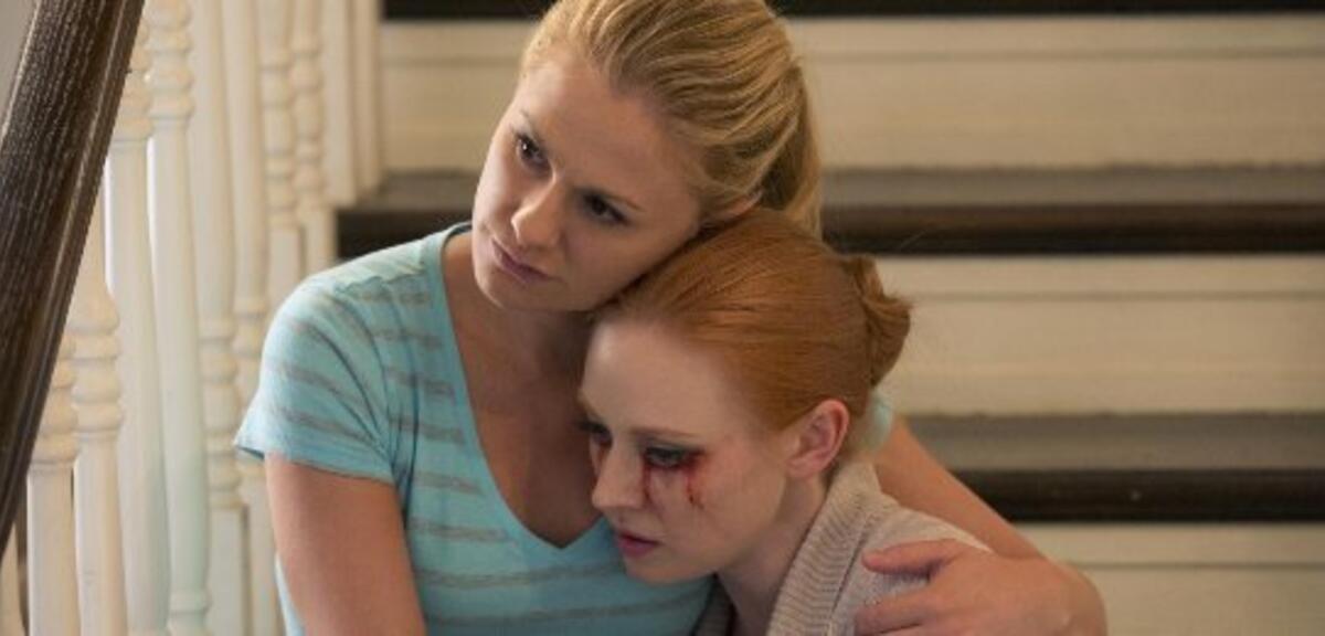 Sookie und Jessica spenden sich gegenseitig Trost