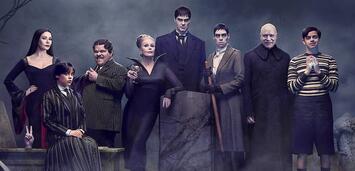 Bild zu:  Wednesday (Jenna Ortega) und ihre Addams Family