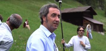 Bild zu:  Paolo Sorrentino auf dem Set von Ewige Jugend