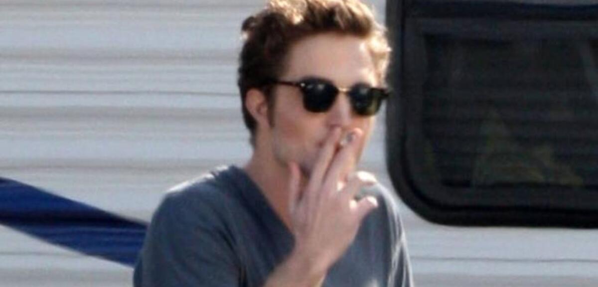 Robert Pattinson raucht
