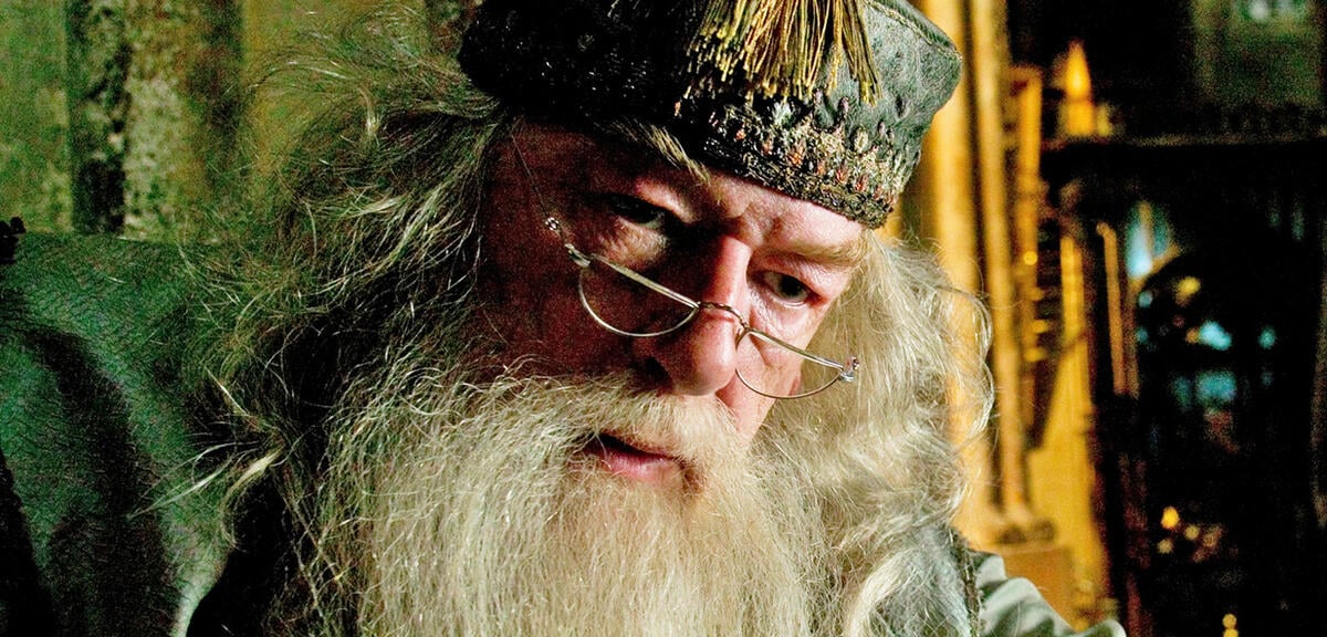 Seit-genau-20-Jahren-regen-sich-Harry-Potter-Fans-ber-diese-kontroverse-Dumbledore-Szene-auf