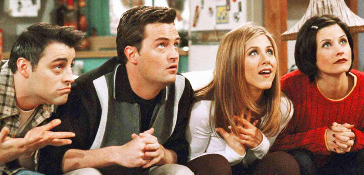 Matthew Perry als Chandler Bing in Friends (mitte)