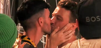 Bild zu:  Kevin nutzt die Chance und küsst Raúl Richter