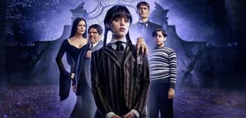 Bild zu:  Wednesday (Jenna Ortega) und ihre Addams Family
