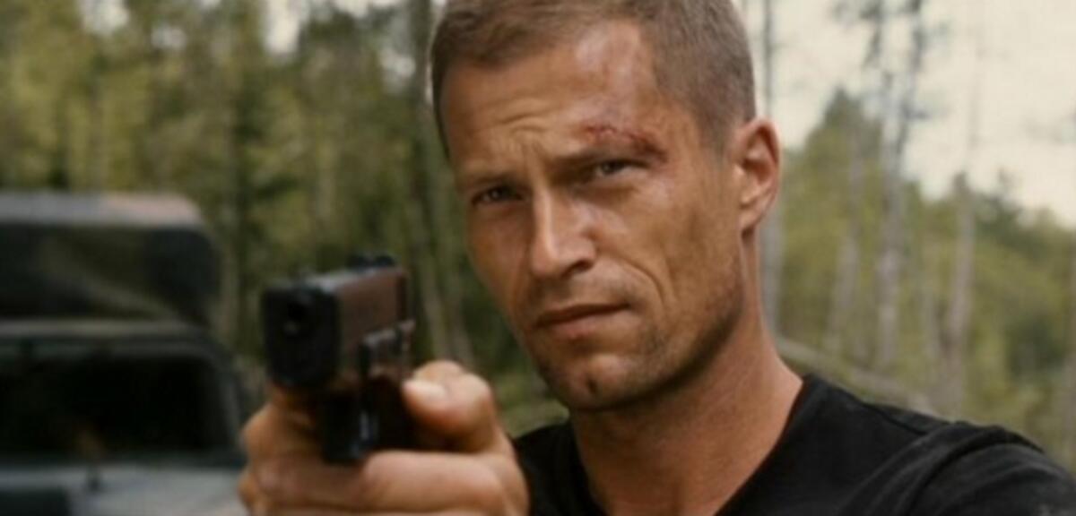 Kaum angekommen, muss sich Til Schweiger schon zur Wehr setzen...