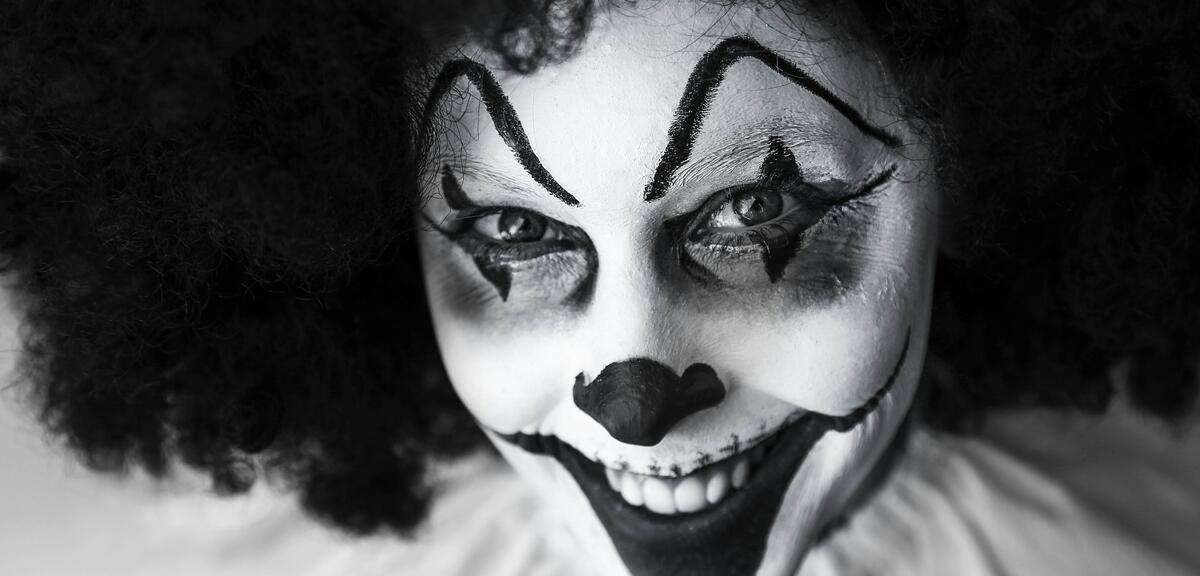 Auch gruselig, aber Pennywise lässt dir das Blut in den Adern gefrieren...