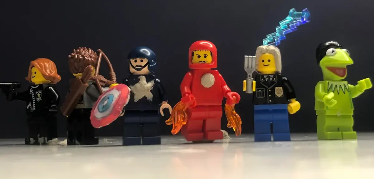Mann-hat-kein-Geld-f-r-Marvel-Lego-deshalb-baut-er-sich-selbst-die-Avengers-mit-Kermit-als-Hulk