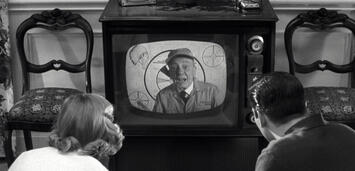 Bild zu:  In Pleasantville (1998) gibt es kuriose 50er-Jahre-Szenen im TV zu sehen. Wie war es in der Realität?