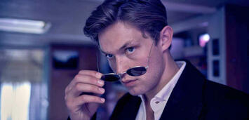 Bild zu: Damian Hardung in Maxton Hall Bild zu: Damian Hardung in Maxton Hall