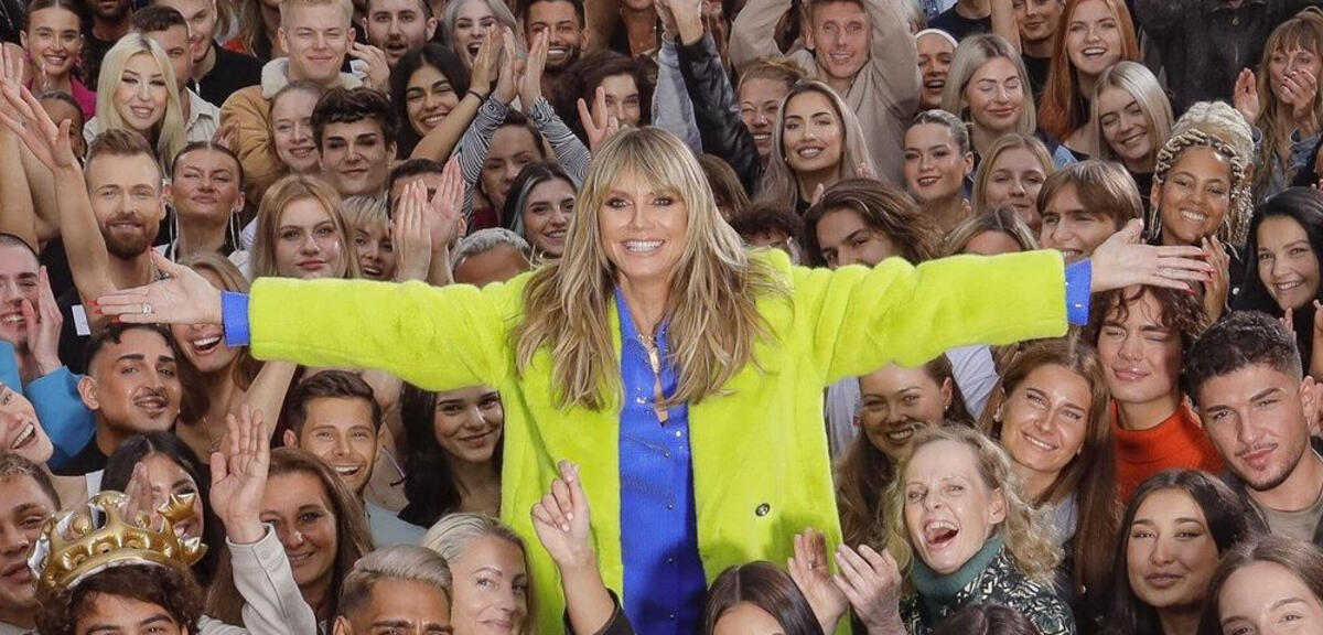 Heidi Klum zwischen ihren Kandidat:innen bei Germany’s Next Topmodel.