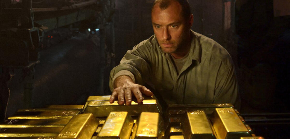 Jude Law mit einem Haufen Nazigold in Black Sea