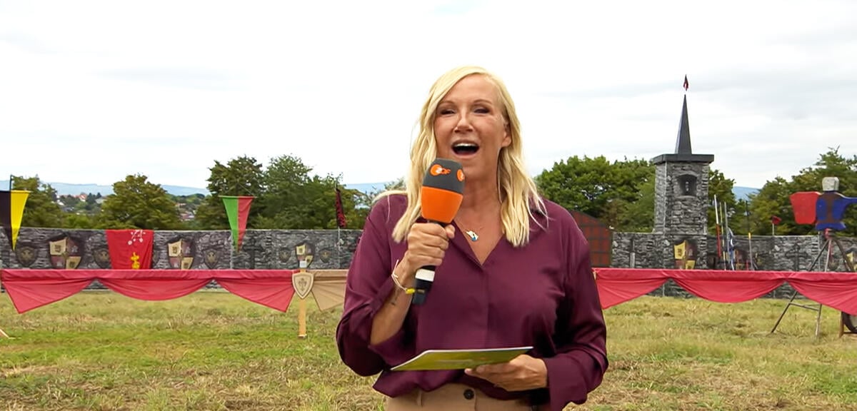 Andrea Kiewel moderiert den ZDF-Fernsehgarten in einen diesmal besonderen Setting.