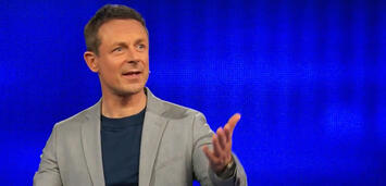 Bild zu: Alexander Bommes versucht eine Gefragt - Gejagt-Kandidatin auf eine Antwort zu drängen. Bild zu: Alexander Bommes versucht eine Gefragt - Gejagt-Kandidatin auf eine Antwort zu drängen.