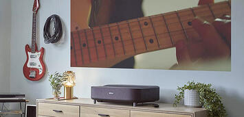 Bild zu:  Der Epson EH-LS300B Full HD 1.080p Ultrakurzdistanz-Laserprojektor