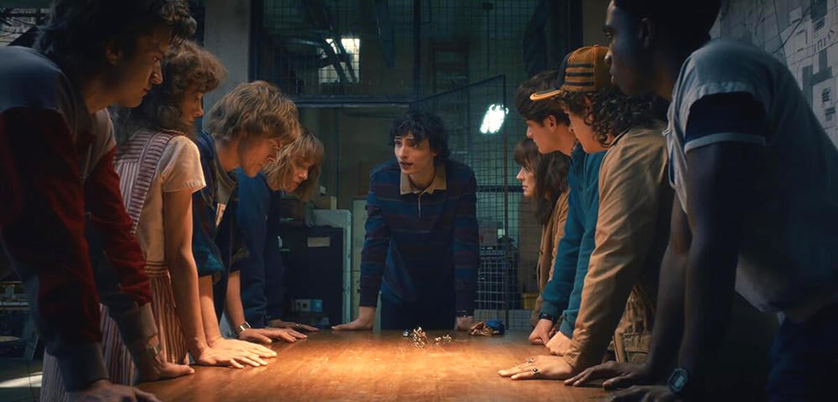 Diese-2-Stranger-Things-Stars-sind-auch-im-echten-Leben-ein-Paar-und-ihre-Stunt-Doubles-auch