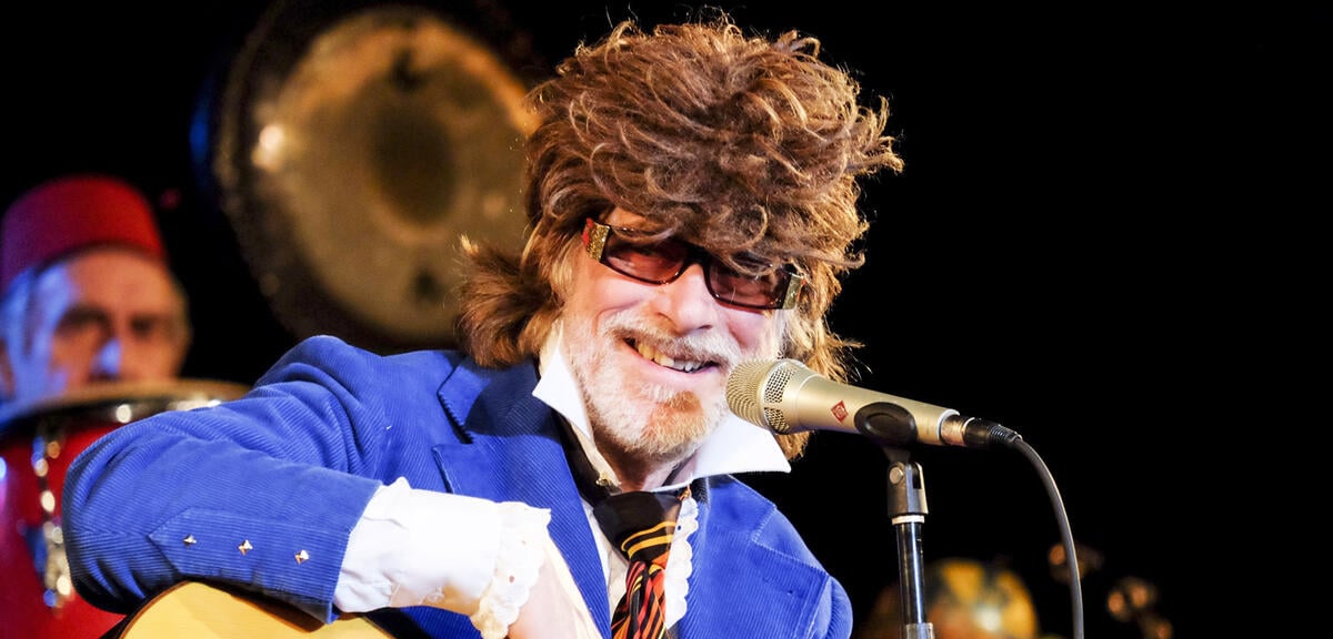 Helge Schneider feiert seinen baldigen 70. Geburtstag mit einem Konzert in Hamburg.