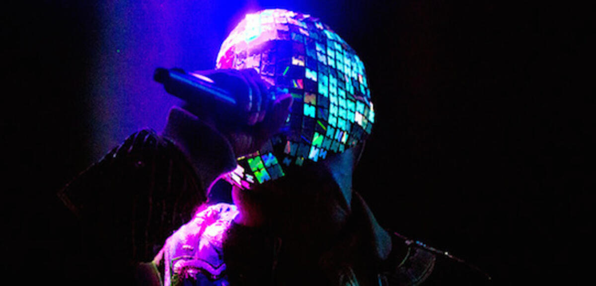 Der Discokugelmann im Konzertfilm Yeezus
