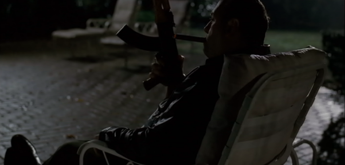 Tony Soprano mit Zigarre und AK47 am Pool