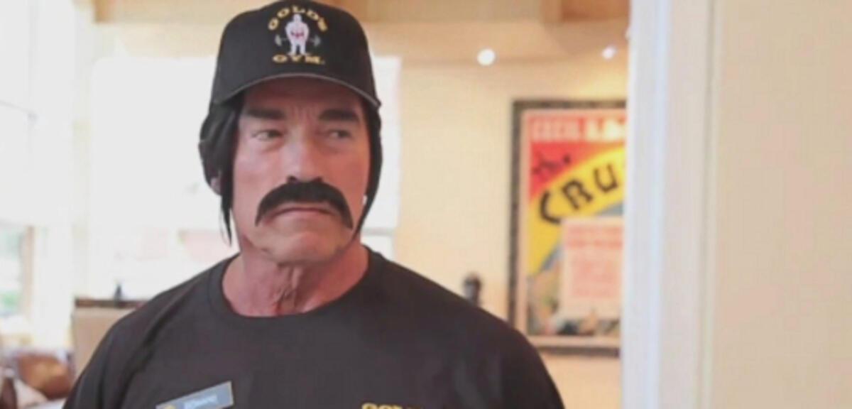 Arnie als Trainer Howard im Golds Gym
